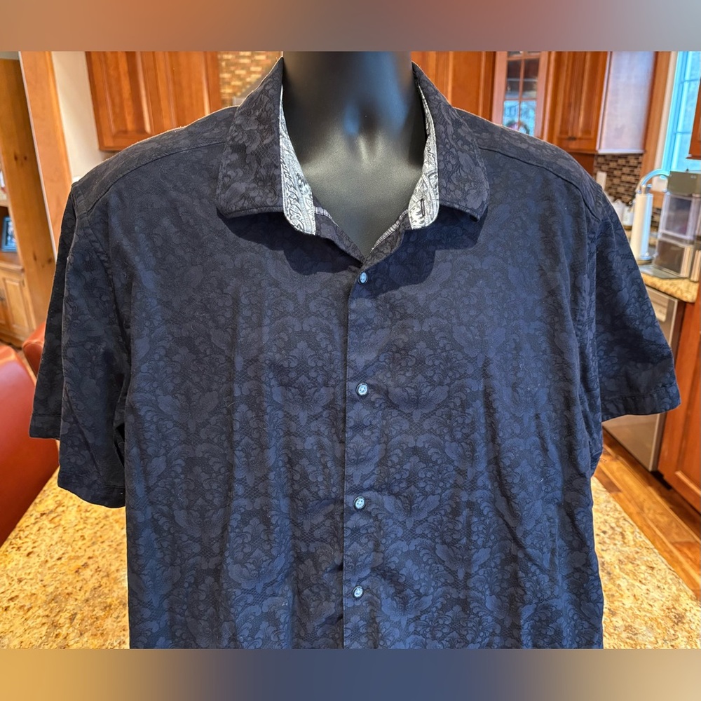 Robert Graham men’s short sleeve shirt. Sharp Black‎ paisley with grey collar.